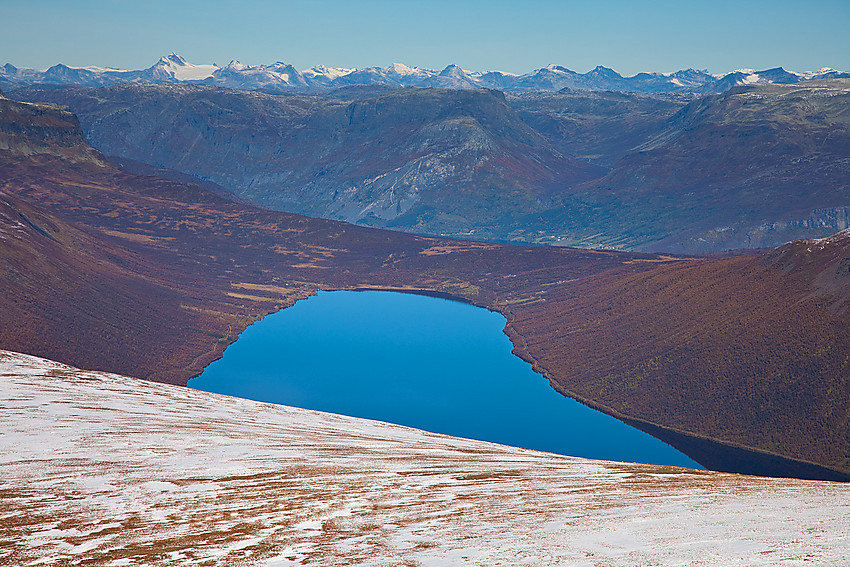 Fra pynten på Gråskarvet mot Helin og videre mot Skusthorn og Jotunheimen.