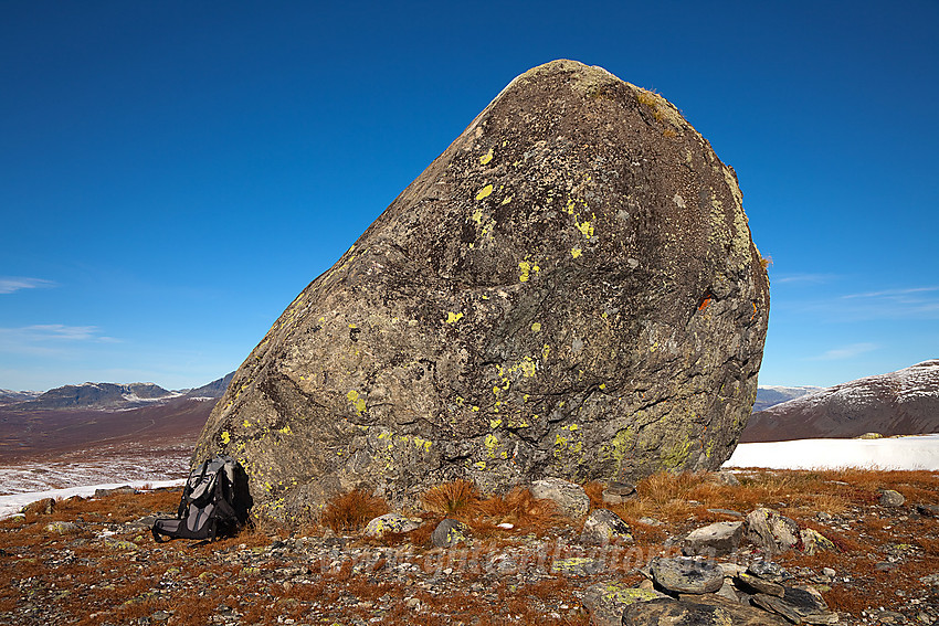 Hallingsteinen på Smådalsfjellet/Storlifjellet er et artig landemerke på det ellers flate viddelandskapet.