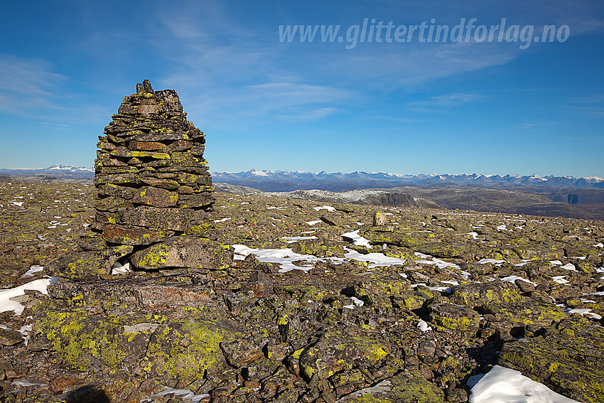 På toppen av Storebottegge med utsikt mot Jotunheimen.