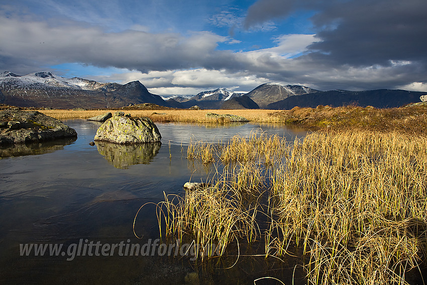 På bandet mellom Søre og Nørdre Brurskardknappen mot Jotunheimen.