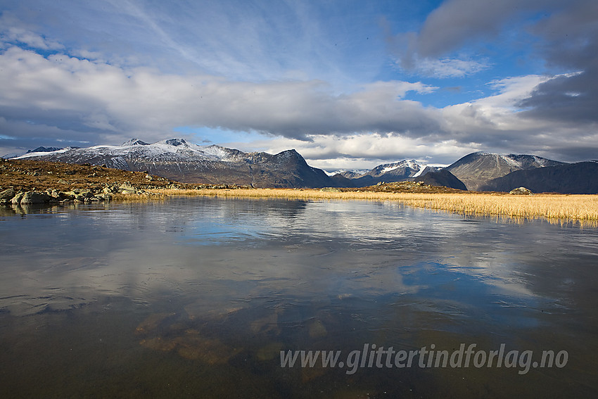 På bandet mellom Søre og Nørdre Brurskardknappen mot Jotunheimen.