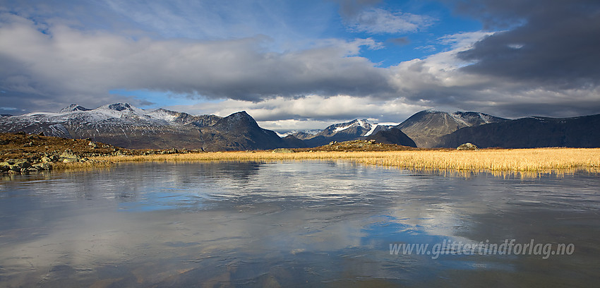 På bandet mellom Søre og Nørdre Brurskardknappen mot Jotunheimen.