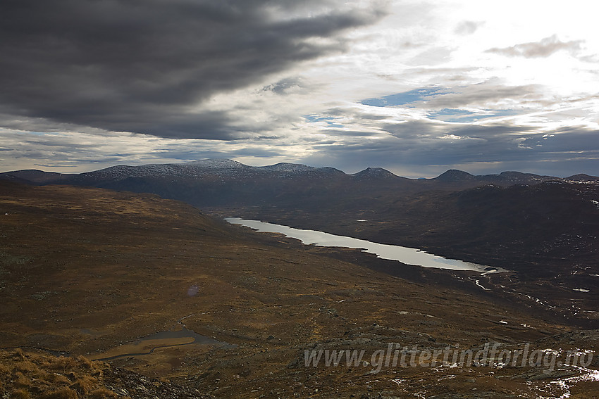 Fra Søre Brurskardknappen mot Øvre Heimdalsvatnet og bl.a. Gråhøe (1779 moh).