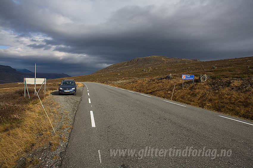 Ved "Valdresflyvegen" ved kommunegrensa mot Vågå med Nørdre Brurskardknappen (1464 moh) bak til høyre.