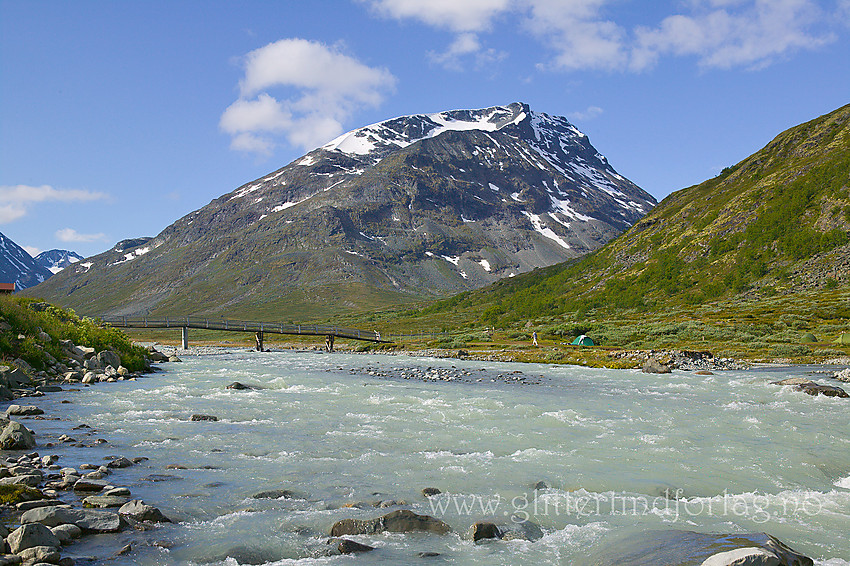 Ved Visa, like nedenfor Spiterstulen med Styggehøe (2213 moh.) i bakgrunnen.