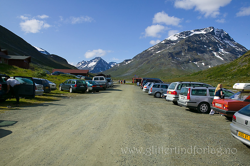 Ved parkeringen på Spiterstulen i Visdalen. Til høyre i bildet ses Stygghøe med Urdadalstindane lenger opp i dalen.