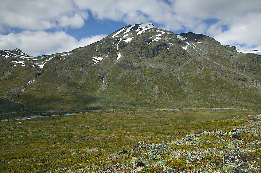 I Visdalen på høyde med Styggehøe (2213 moh.) som ses på andre siden av dalen.