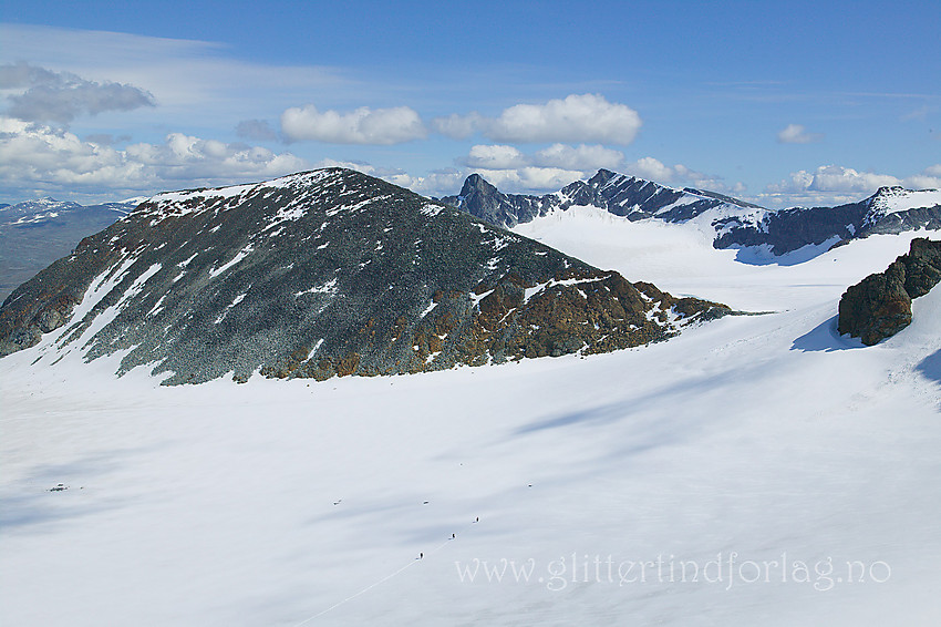 Taulag på vei over Veobran med Veobreatinden sentralt (2183 moh.). I bakgrunnen Store og Søre Veotinden, hhv. 2240 og 2267 moh.