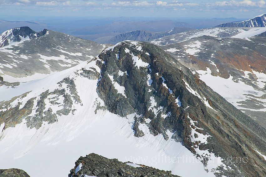 Utsikt fra Store Memurutindens Østtopp i østlig retning mot bl.a. Austre Memurutinden (2301 moh.)