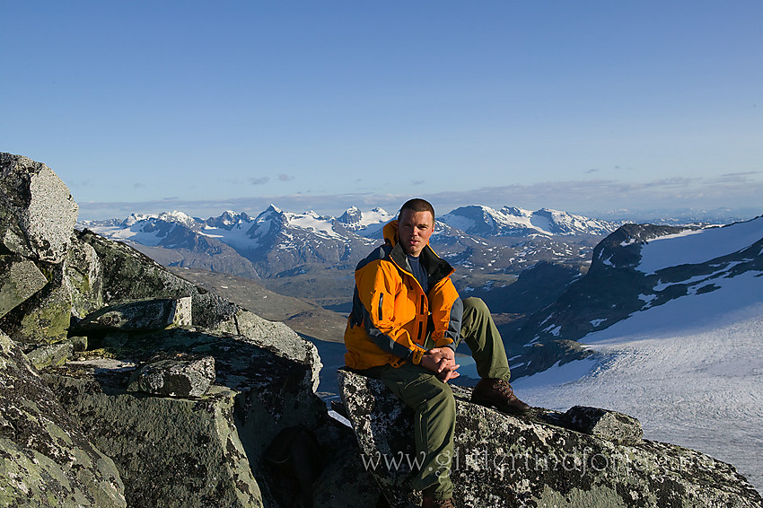 Pause på toppen av Memurutinden Ø2 i kveldssola med Gjendealpene i bakgrunnen. Litt lenger fremme, til høyre, ses Memurutinden V6 og Austre Memurubrean.