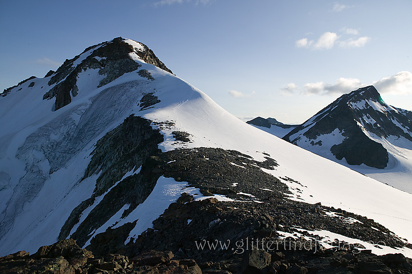 Austre Memurutinden (2301 moh.) sett fra nordøst. I bakgrunnen til høyre Store Memurutinden (2367 moh.)