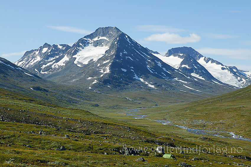 Sommerdag i Jotunheimen av beste sort. Her i Visdalen med Store Urdadalstinden (2116 moh.) som hovedblikkfang.