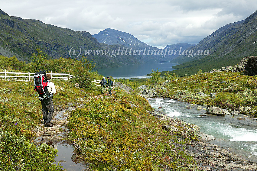 På vei ned Veslådalen på merket sti mot Gjende og Gjendebu. I bakgrunnen Gjende og Besshøe (2258 moh.). Til høyre bruser Vesleåe ned mot Gjende.