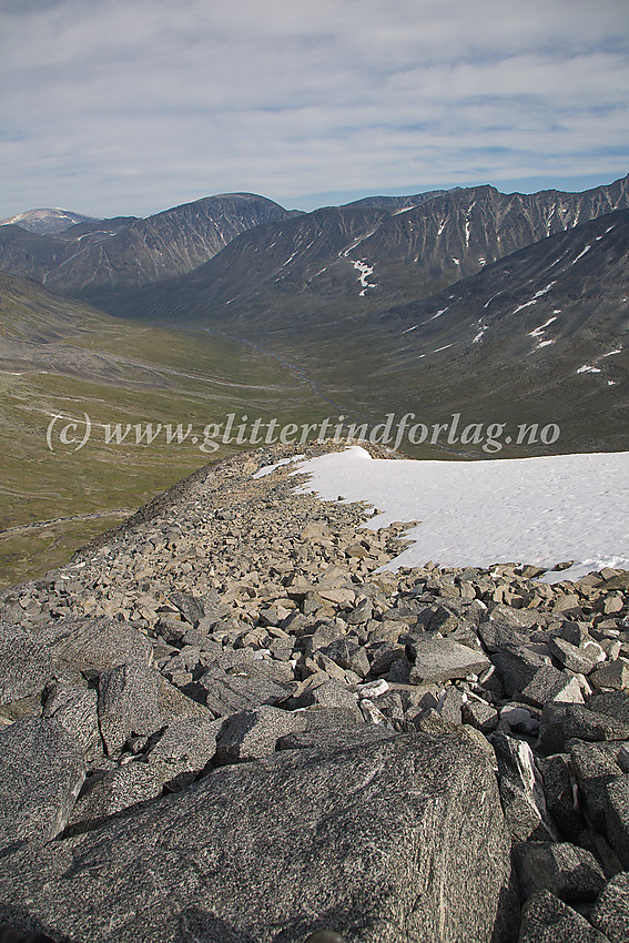 Utsikt fra østryggen på Tverrbytthornet mot Visdalen og bl.a. Leirhøe og Nørdre Hellstugutinden.