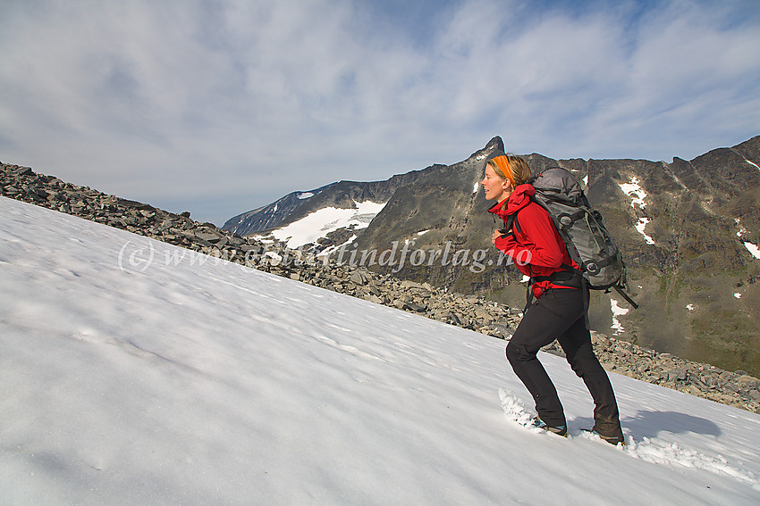 På vei opp østryggen mot Tverrbytthornet. I bakgrunnen Store Bukkeholstinden (2213 moh.)