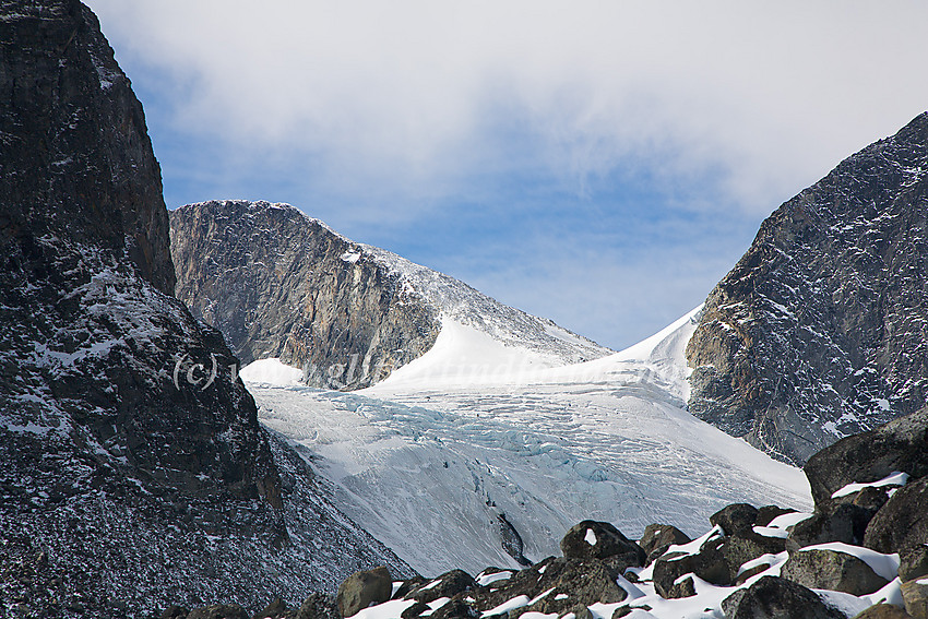 I Trollsteinkvelven mot Grotbrean. I bakgrunnen ser man mot Dronningje (2189 moh.) 