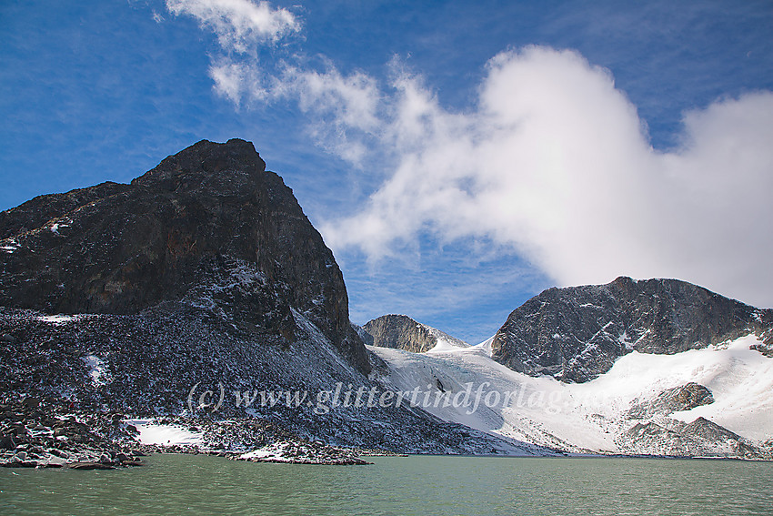 Ved Trollsteintjønne i Trollsteinkvelven mot Grotbrean. Sentralt i bildet Grotbreahesten (2018 moh.), etterfultg av Dronningje (2189 moh. i bakgrunnen) og Trollstein-Rundhøe (2170 moh.).