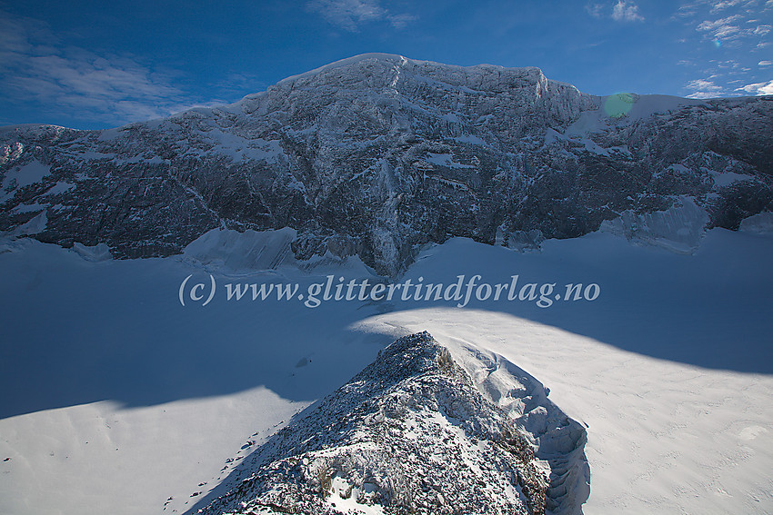 På Trollsteineggje mot Glittertinden med nordveggen.