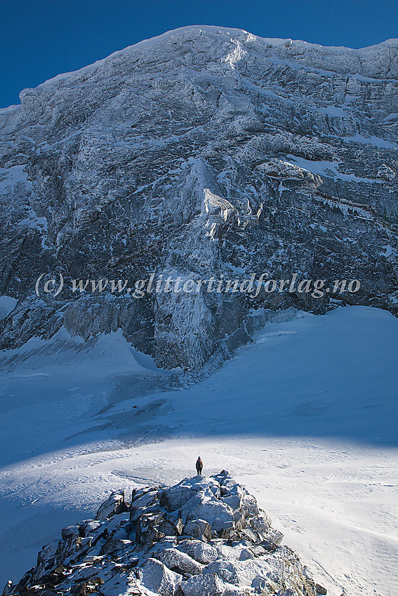 Helt sør på Trollsteineggje med den mektige nordveggen på Glittertinden.