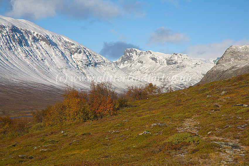 På vei vestover Smådalen på stien som følger nordsiden av vassdraget. I bakgrunnen ses Finnshalspiggen (1800 moh.) i midten.