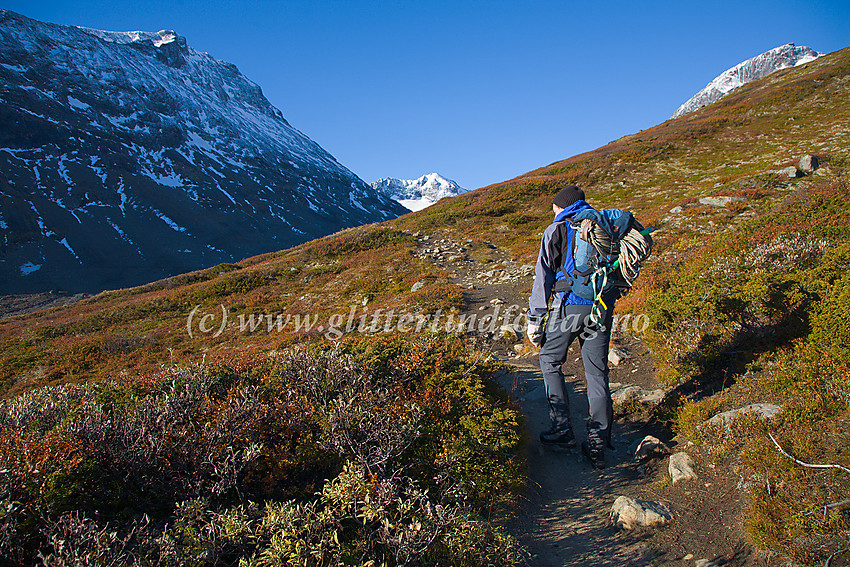 På vei langsetter stien fra Spiterstulen til Svellnosbrean. Høyt oppe til venstre Styggehøe (2213 moh.) og i bakgrunnen Nørdre Bukkeholstinden (2149 moh.)