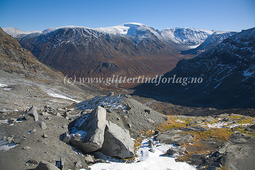 Ved innsteget til Eventyrisen (Svellnosbrean) med utsikt ned til Visdalen med bl.a. Leirhøe (2330 moh.) i bakgrunnen.