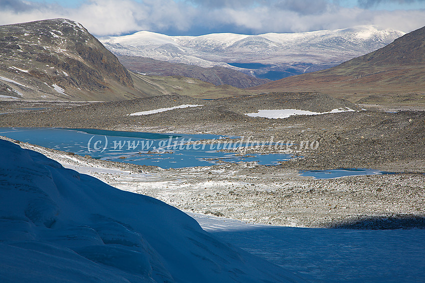 På vei opp Veobrean med utsikt nordvestover mot Veobreans gamle mektige endemorener, Skautflye og helt til fjell som Moldulhøe (2044 moh.), Lendfjellet (1973 moh.) og Storivilen (2068 moh.)