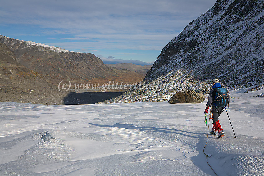 På vei ned Veobrean med øvre del av Veodalen og en flik av Ryggjehømassivet i bakgrunnen.