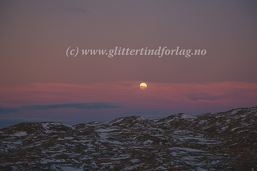 Stemningsfull fullmåne over Sognefjellet.