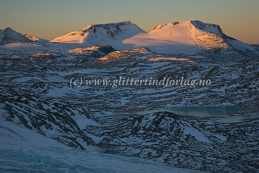 Soloppgang over Sognefjellet med Fannaråken og Steindalsnosi sentralt.