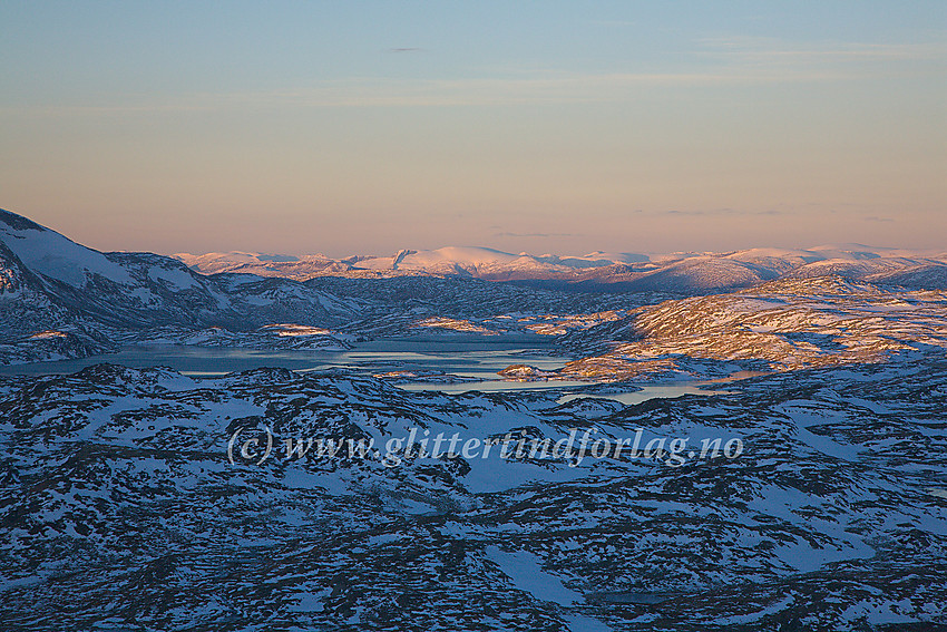 Soloppgang over Sognefjellet med Prestesteinsvatnet sentralt. Langt i bakgrunnen ses karakteristiske fjell ved Jostedalen som Hesten og Såta.