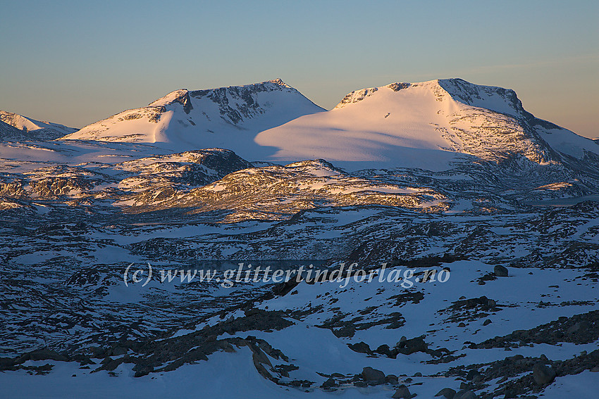 Fra Smørstabbrean med utsikt i vestlig retning mot Fannaråken (2068 moh.) og Steindalsnosi (2025 moh.) en tidlig høstmorgen.