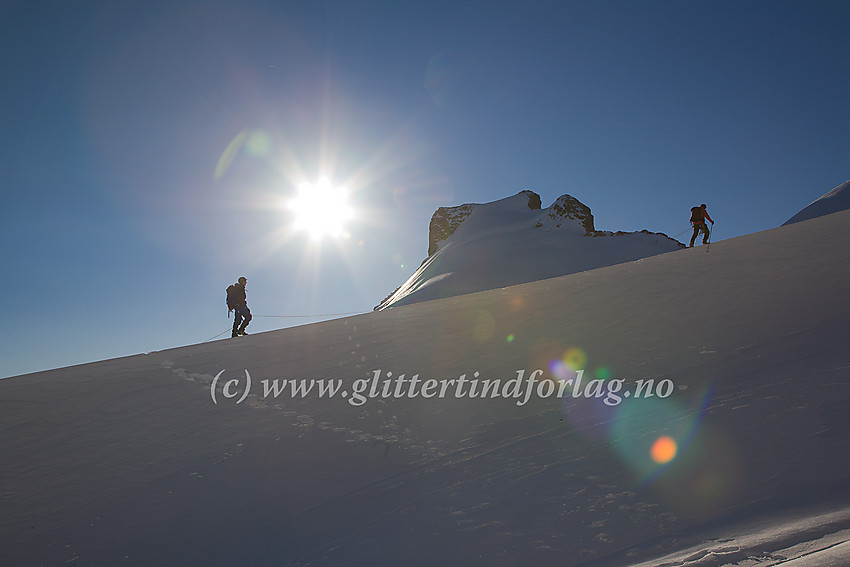 Brevandrere på Bjørnebrean med Storebjørn (2222 moh.) i bakgrunnen.