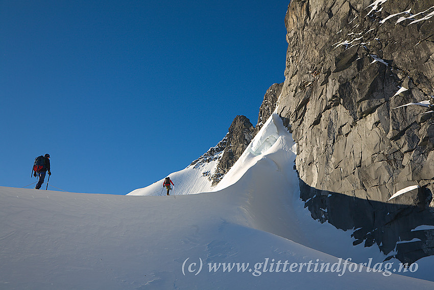 Brevandrere på Bjørnebrean med Veslebjørn (2150 moh.) i bakgrunnen.