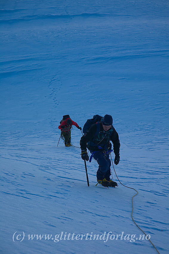 På vei opp siste bratte snøbakken til Storebjørn (2222 moh.)