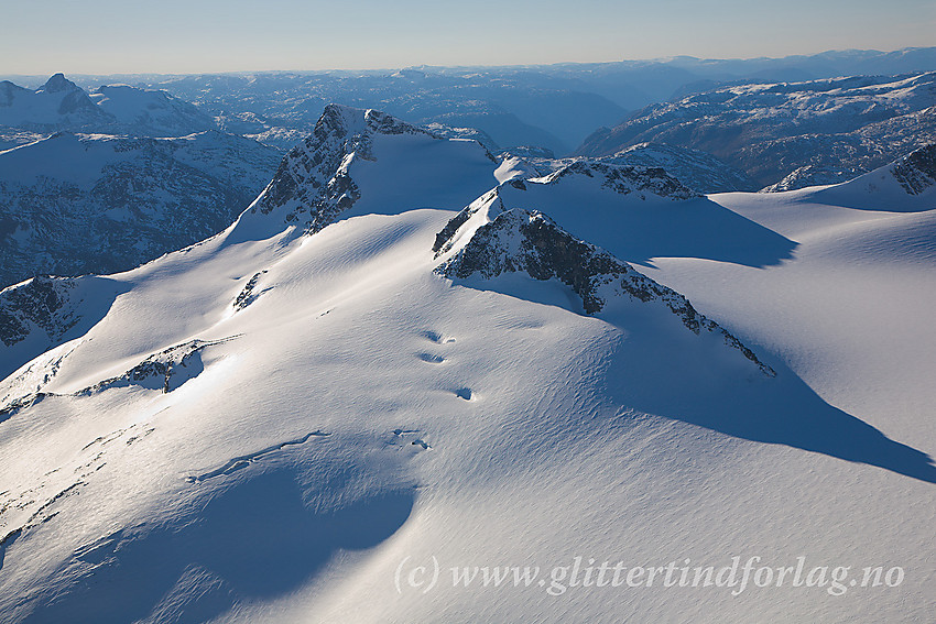 Utsikt i sørvestlig retning fra Storebjørn. Sentralt i bildet Gravdalstinden (2113 moh.) i tillegg til Søre og Søraustre Smørstabbtinden. I bakgrunnen aner man hvor Utledalen går helt ut mot Årdalsfjorden.