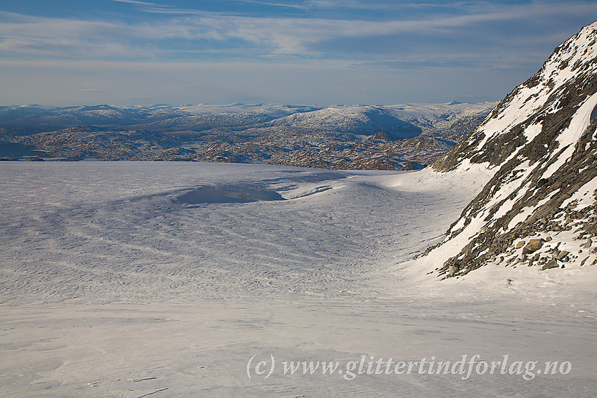 På vei ned Smørstabbrean etter en tur til Storebjørn. Til høyre fjellsidene opp mot Kalven. I bakgrunnen Sognefjellet som fortsetter videre inn i Breheimen med bl.a. Spørteggbreen og Harabardsbreen.