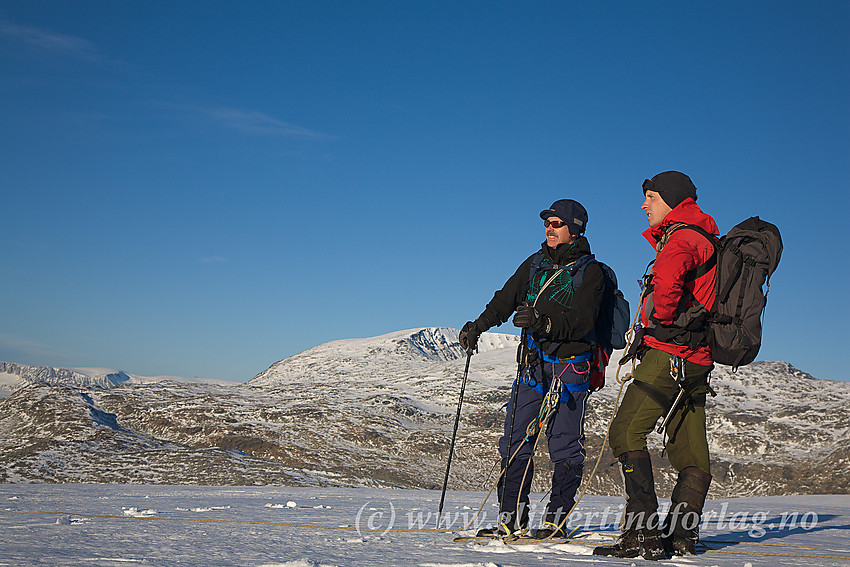 Pause i kveldinga under tur på Smørstabbrean. I bakgrunnen dominerer Veslfjelltinden (2157 moh.)