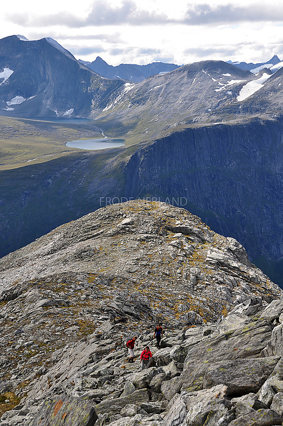 På vei mot Skrondalsnebba. I bakgrunnen bl.a. Vikesaksa,Gjuratinden og Hoemstind.