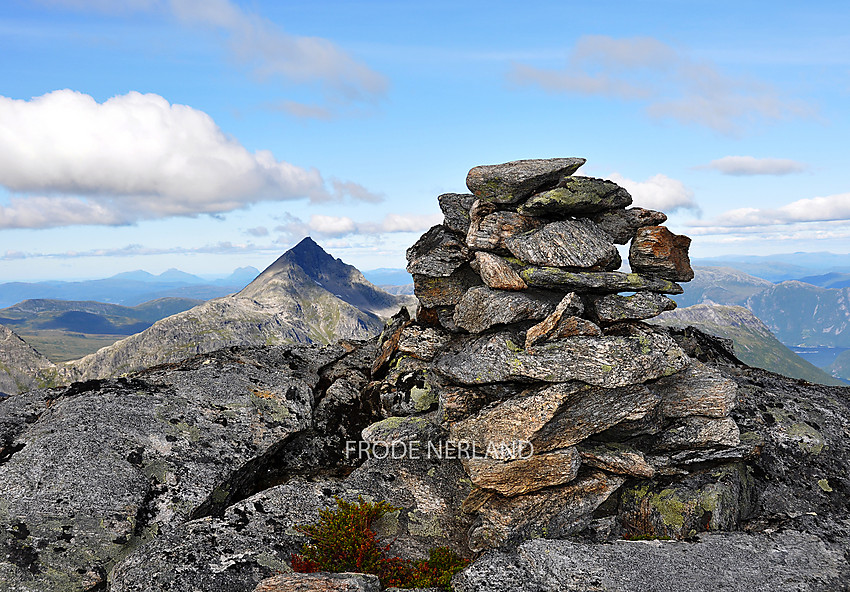 Varden på Skrondalsnebba. Skrommelnebba i bakgrunnen.