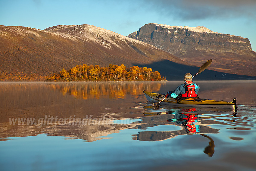 Padling på Helin mot Heletubba. I bakgrunnen Smådalsfjellet og Grindane.