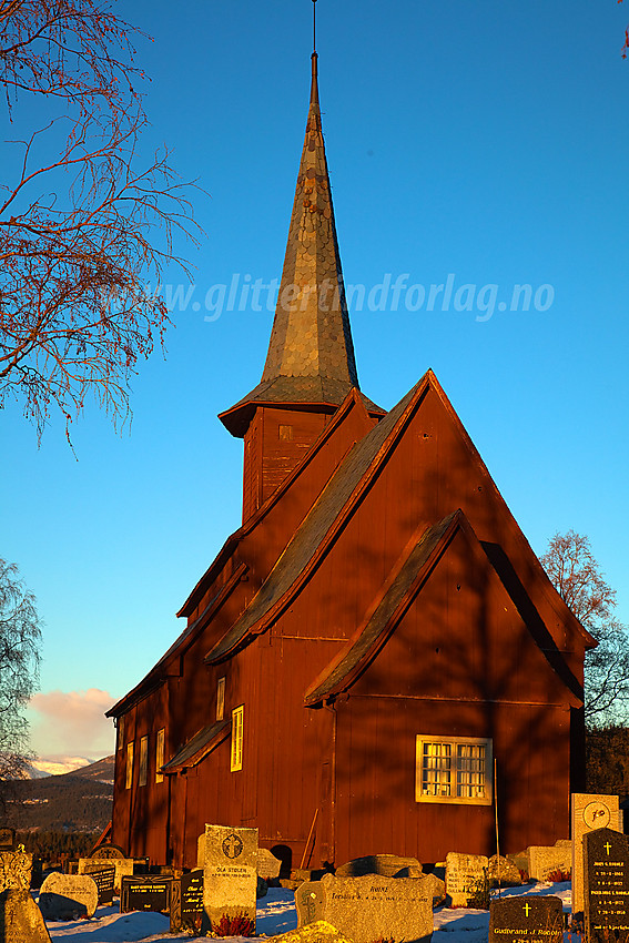 Hegge stavkirke i morgenlys.