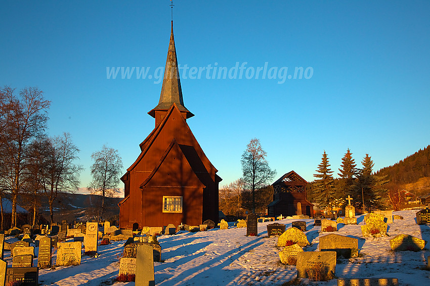 Hegge stavkirke i morgenlys.