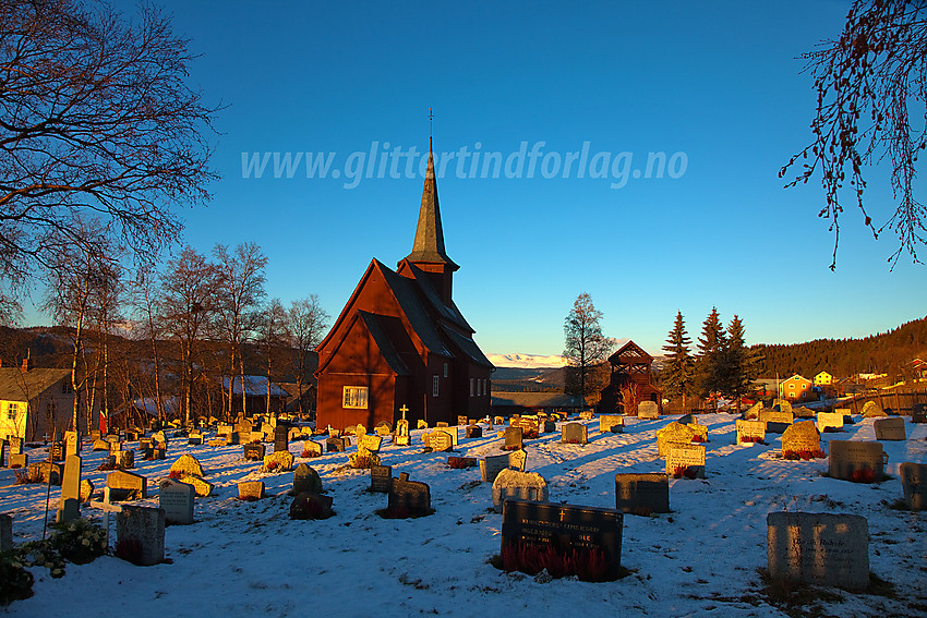 Hegge stavkirke i morgenlys.