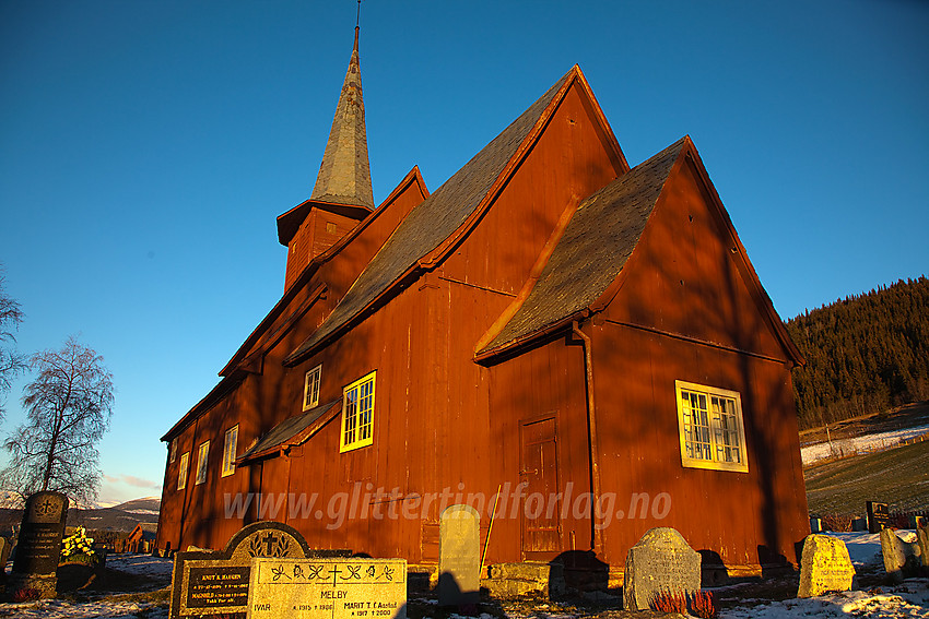 Hegge stavkirke i morgenlys.