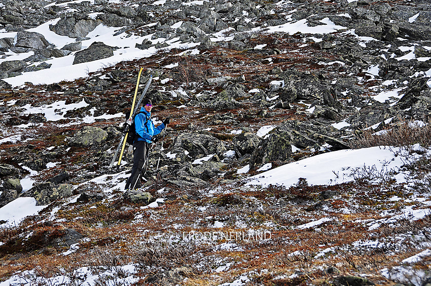 Dårlig skiføre på vei opp fra Røymoen til Nonsfjellkollen.