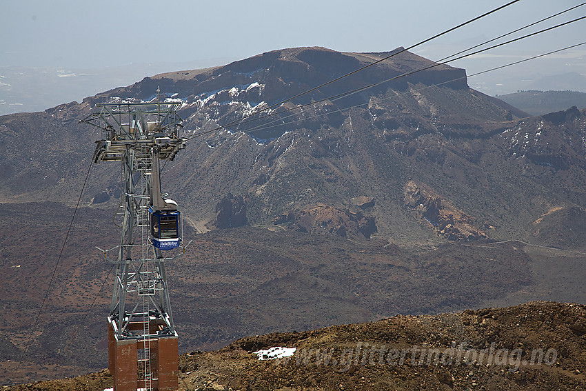 Teleferico'n (taubanen) på Teide.I bakgrunnen Guajara (2715 moh).