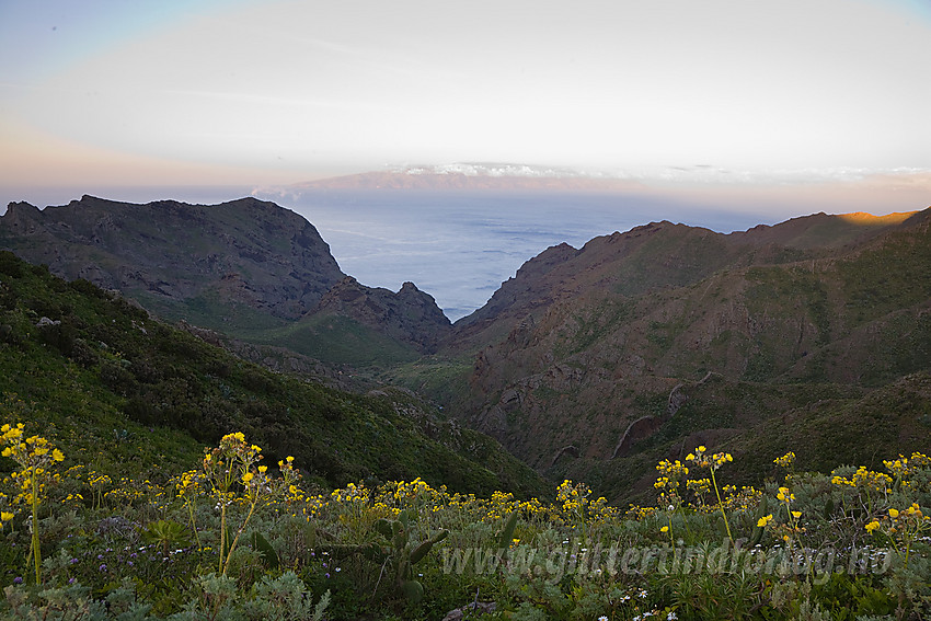 På vei mot Maskajuvet ser vi over mot La Gomera i morgensol.