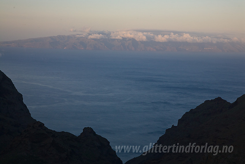 På vei mot Maskajuvet ser vi over mot La Gomera i morgensol.