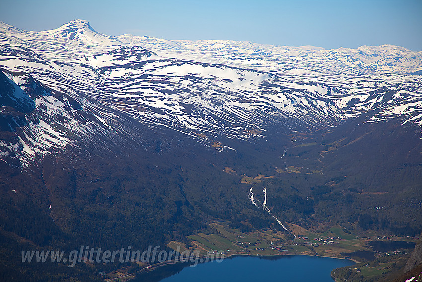 Fra Skutshorn mot Øye og oppover Rødalen. Suletinden bak til venstre.